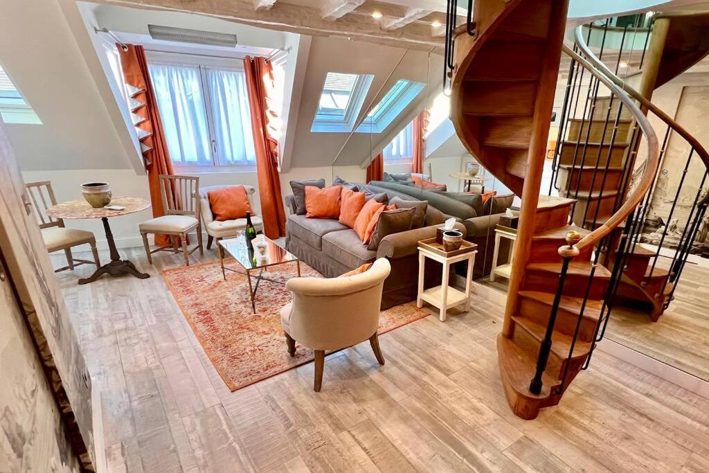 Rooftop Triplex With Garden At Notre Dame Appartement Parijs